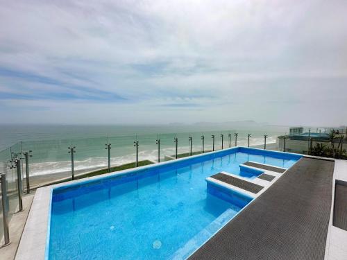 a swimming pool with a view of the ocean at Nuevo departamento con vista al mar y piscina-Pool One in Lima