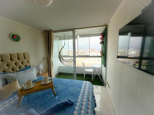 1 dormitorio con cama y vistas a la ciudad en Con vista al mar en San Miguel, en Lima