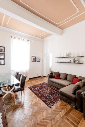 a living room with a couch and a table at Molinari House Lux - Appartamento Elegante in Centro Modena - Free ZTL in Modena