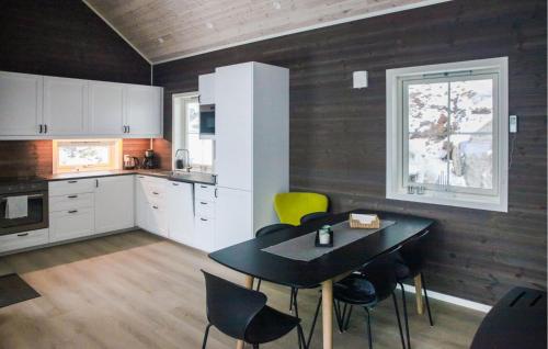 Kuchyň nebo kuchyňský kout v ubytování Amazing Home In Eivindvik With Kitchen