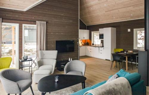 Posezení v ubytování Amazing Home In Eivindvik With Kitchen