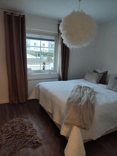 - une chambre avec un grand lit et une fenêtre dans l'établissement Göteborgs Pärla nr 2, à Göteborg
