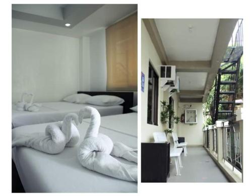 dois cisnes brancos sentados em camas num quarto em MGG CASA DELA PLAYA em Boracay