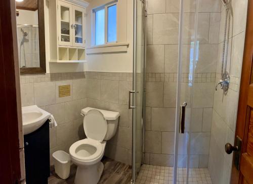La salle de bains est pourvue d'une douche et de toilettes. dans l'établissement Banff Beaver Cabins, à Banff