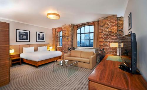 ein Hotelzimmer mit einem Bett und einem TV in der Unterkunft DoubleTree by Hilton London – Docklands Riverside in London