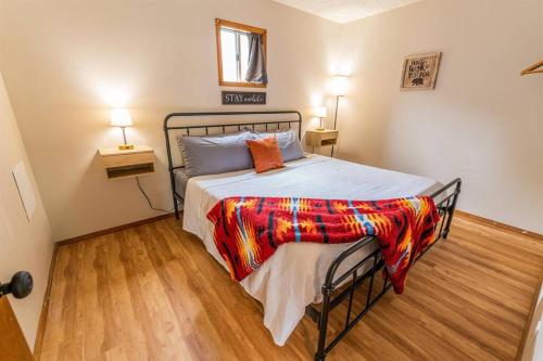 Una cama o camas en una habitación de Tribesman #21 Kay-Ker Bakers Cabin - on Table Rock Lake