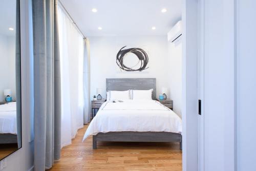 um quarto com uma cama e um espelho na parede em 7-2 2BR 1Bath in Prime Park Slope em Brooklyn