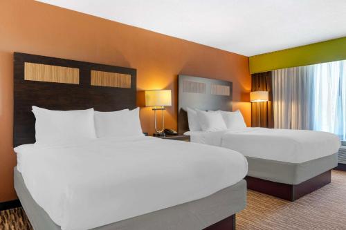 Habitación de hotel con 2 camas y 2 lámparas en Comfort Inn & Suites Danbury-Bethel en Danbury
