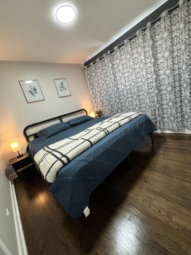 um quarto com uma cama grande num quarto em Newly Renovated Elmhurst Home! em Elmhurst