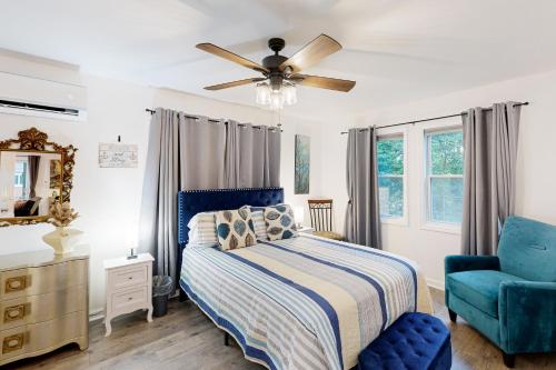 een slaapkamer met een bed en een blauwe stoel bij The Pool House in Charlotte