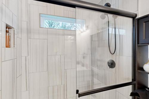 een douche met een glazen deur in de badkamer bij The Pool House in Charlotte