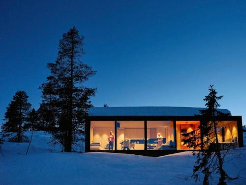 une maison dans la neige la nuit dans l'établissement Grend Blefjell, à Svene