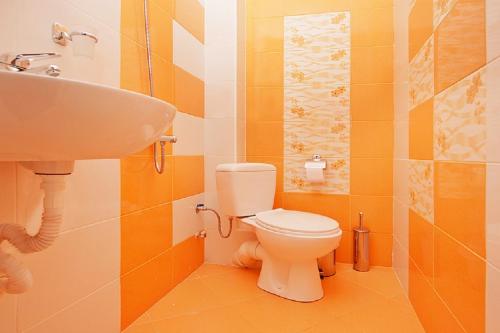 バルチクにあるVilla Karinaのバスルーム(トイレ、洗面台付)