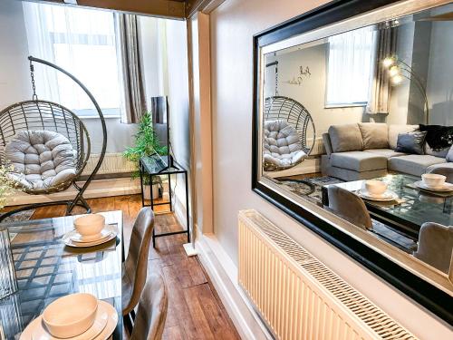 ノッティンガムにある1 Bedroom Apartment in the City Centre of Nottingham - UNDER NEW MANAGEMENTのリビングルーム(テーブル、椅子付)の景色を望めます。