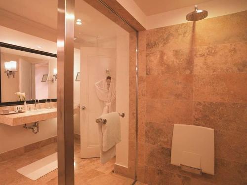 bagno con doccia, lavandino e specchio di Habitación queen para 2 a Lima