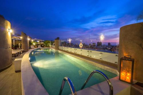a swimming pool on top of a building at night at Habitación queen para 2 in Lima