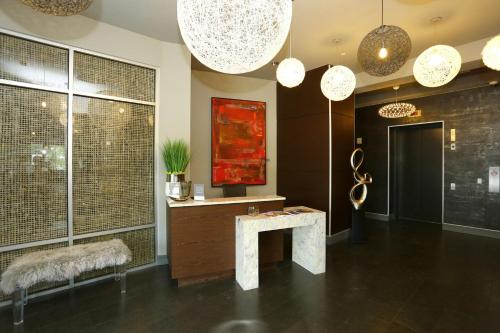 Phòng tắm tại Downtown 2br w gym wd pool nr 6th St bars ATX-7