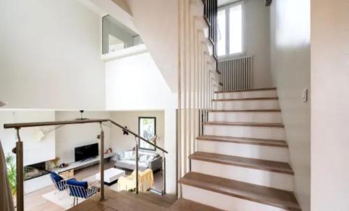 - un escalier dans une maison avec un salon dans l'établissement Parc Saint James, à Neuilly-sur-Seine
