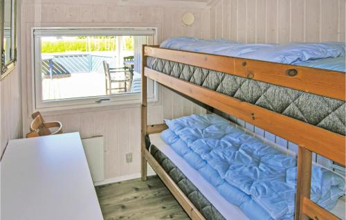 SpodsbjergにあるAmazing Home In Rudkbing With Saunaの窓付きの客室で、二段ベッド2台が備わります。