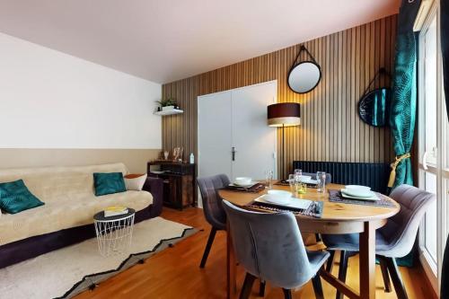 un salon avec une table et un canapé dans l'établissement Proche Disney & Paris-2 min gare, à Noisy-le-Grand