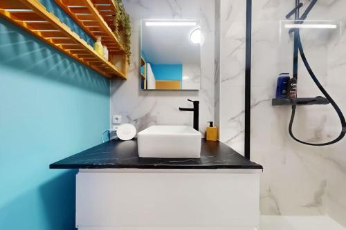 a bathroom with a sink and a shower at Proche Disney & Paris-2 min gare in Noisy-le-Grand