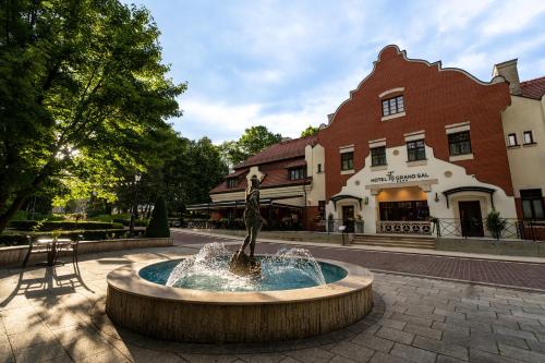 una fuente en medio de una calle frente a un edificio en Grand Sal en Wieliczka