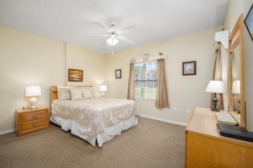 um quarto com uma cama e uma janela em Ocean Village Club Q11, 2 Bedrooms, Sleeps 6, Ground Floor, Pet Friendly em Saint Augustine