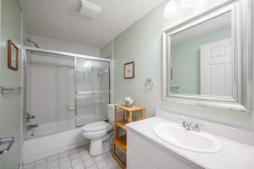 uma casa de banho com um lavatório, um chuveiro e um WC. em Ocean Village Club Q11, 2 Bedrooms, Sleeps 6, Ground Floor, Pet Friendly em Saint Augustine