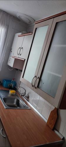 eine Küchentheke mit einem Waschbecken und einem Fenster in der Unterkunft Sencillo Alcala in Alcalá de Henares