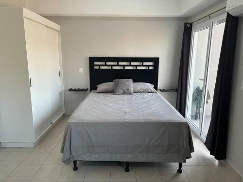 1 dormitorio con cama grande y ventana grande en Apartamento en Villa Firenze en Tegucigalpa
