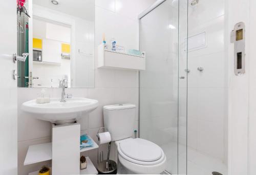 a bathroom with a toilet and a sink and a shower at Studio 7 minutos do Expo Center Norte in São Paulo
