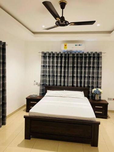 Schlafzimmer mit einem Bett und einem Deckenventilator in der Unterkunft Executive Home away from Home in Accra
