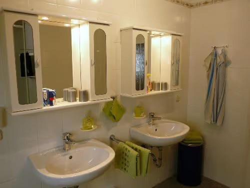 een badkamer met 2 wastafels en 2 spiegels bij Ferienwohnung Irmgard in Deubach