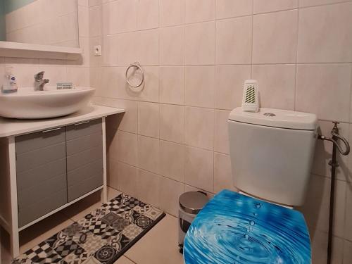 Koupelna v ubytování Gîte pour 2 avec parking, cuisine équipée et recharge pour véhicules électriques aux portes de Nancy - FR-1-584-119