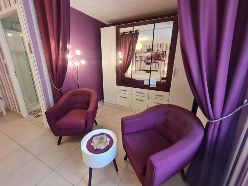 Posezení v ubytování Gîte pour 2 avec parking, cuisine équipée et recharge pour véhicules électriques aux portes de Nancy - FR-1-584-119
