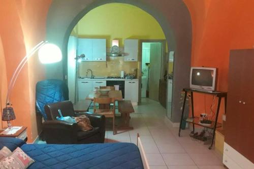 sala de estar con sofá y cocina en One bedroom property with wifi at Catania, en Catania