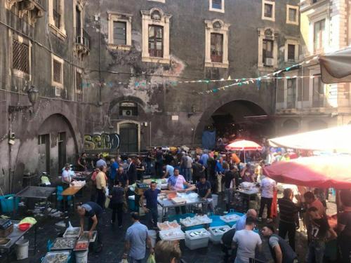 una multitud de personas de pie alrededor de un mercado al aire libre en One bedroom property with wifi at Catania, en Catania