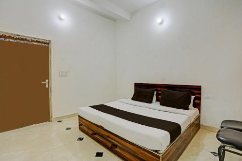 a bedroom with a bed and a chair at OYO HOTEL GRAND VIEW in Morādābād