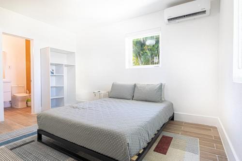 - une chambre blanche avec un lit dans l'établissement 1 Bedroom Apartment El Portal #7, à Miami