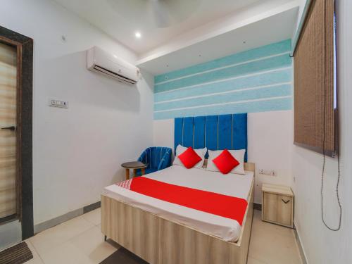 Postel nebo postele na pokoji v ubytování OYO Jagdamba Palace
