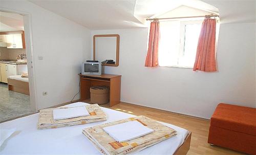 מיטה או מיטות בחדר ב-Apartments with a parking space Baska Voda, Makarska - 22465