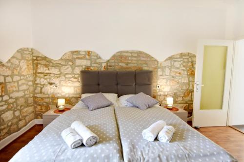 1 dormitorio con 1 cama grande y 2 toallas. en Apartments by the sea Umag - 22536, en Umag