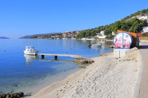 Apartments with parking space Seget Donji, Trogir - 22549