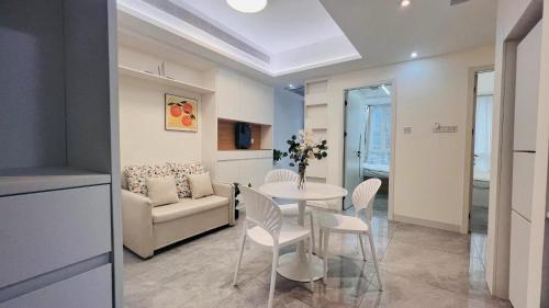 uma sala de estar com uma mesa e cadeiras e um sofá em Shenzhen Duowei Luxury Apartment Chegongmiao Branch em Shenzhen