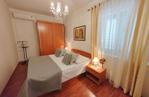 Ένα ή περισσότερα κρεβάτια σε δωμάτιο στο Apartments by the sea Barbat, Rab - 22561