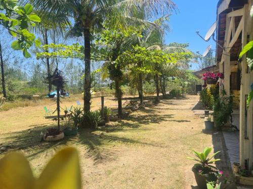 una calle con palmeras y un edificio en Casa de veraneio, en Ilha Comprida