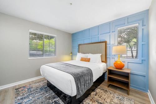 a bedroom with a bed with a blue wall at Modern Urban Oasis in Prime Buckhead Atlanta in Atlanta