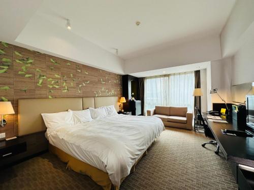 a hotel room with a large bed and a desk at Holiday inn Xian High-tech central in Xi'an