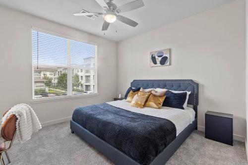 een slaapkamer met een bed en een plafondventilator bij The Chocolate Room on Briar in Houston