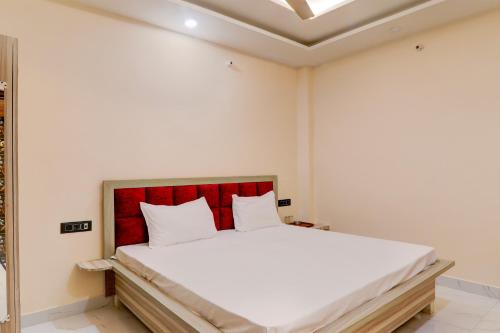 Un pat sau paturi într-o cameră la OYO HOTEL AMBIKA INN